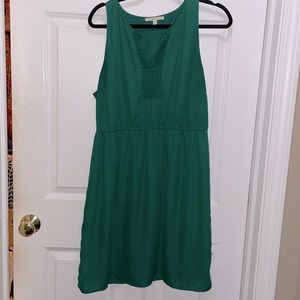 41 Hawthorn green sleeveless vneck knee length dress.